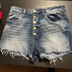 Women’s high waisted cut-off hem style jean shorts